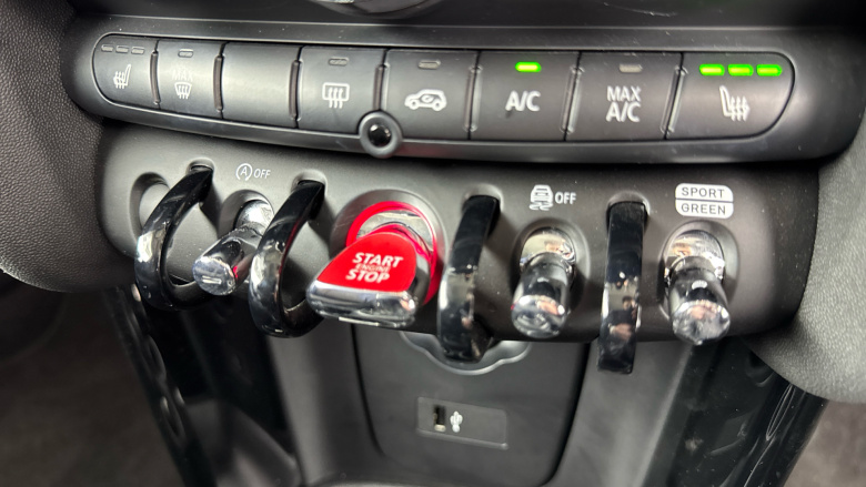 MINI Hatchback 1.5 Cooper Classic 3dr Auto [Comfort/Nav Pack] Petrol Hatchback